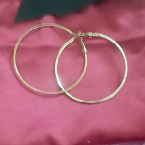 2 pairs of gold hoops
